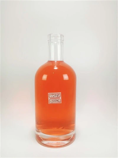 Sklenená fľaša na vínnu vodku s objemom 700 ml